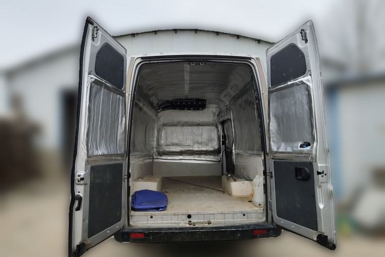 Used Dongfeng Yufeng 2023 V9+ 2.3T Manual Rear-Drive Cargo Van with Dual Rear Tires 3-Seater