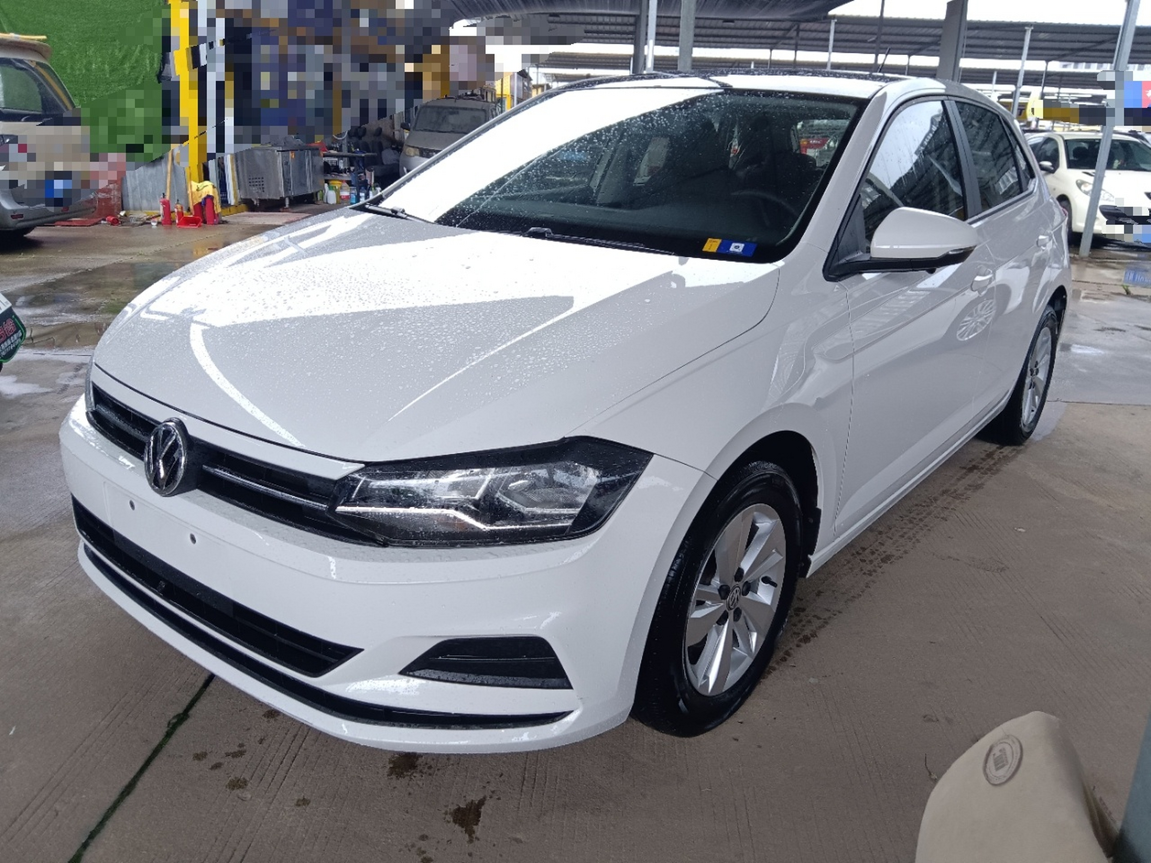 Под передней частью автомобиля