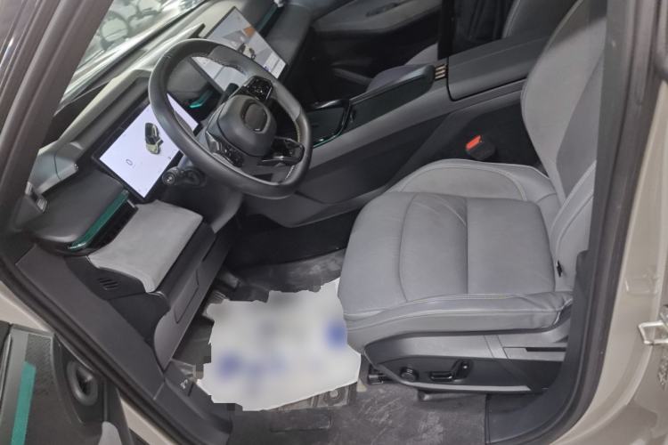 Used Lynk & Co 08 EM-P 2025 220 km All-Wheel-Drive Performance Halo
