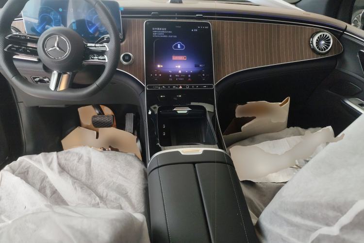 Used Mercedes-Benz EQE SUV 2024 500 4MATIC Luxury Edition Center Console