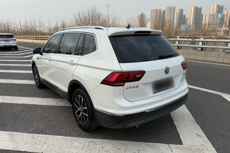 Used Volkswagen Tiguan L 2018 330TSI Automatic Two-Wheel Drive Luxury Edition Exterior 2