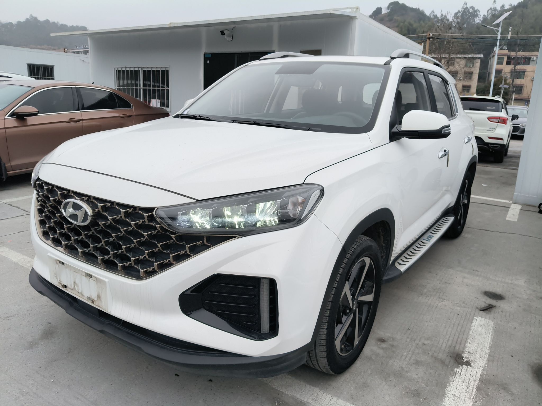 Под передней частью автомобиля