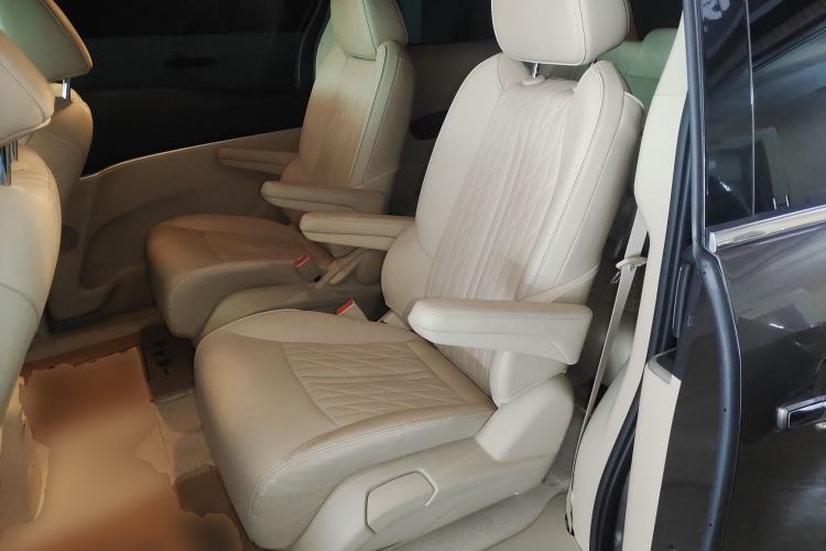 Used Buick GL8 2023 Facelifted Land Cruiser Executive Luxury Version Left Rear Seat