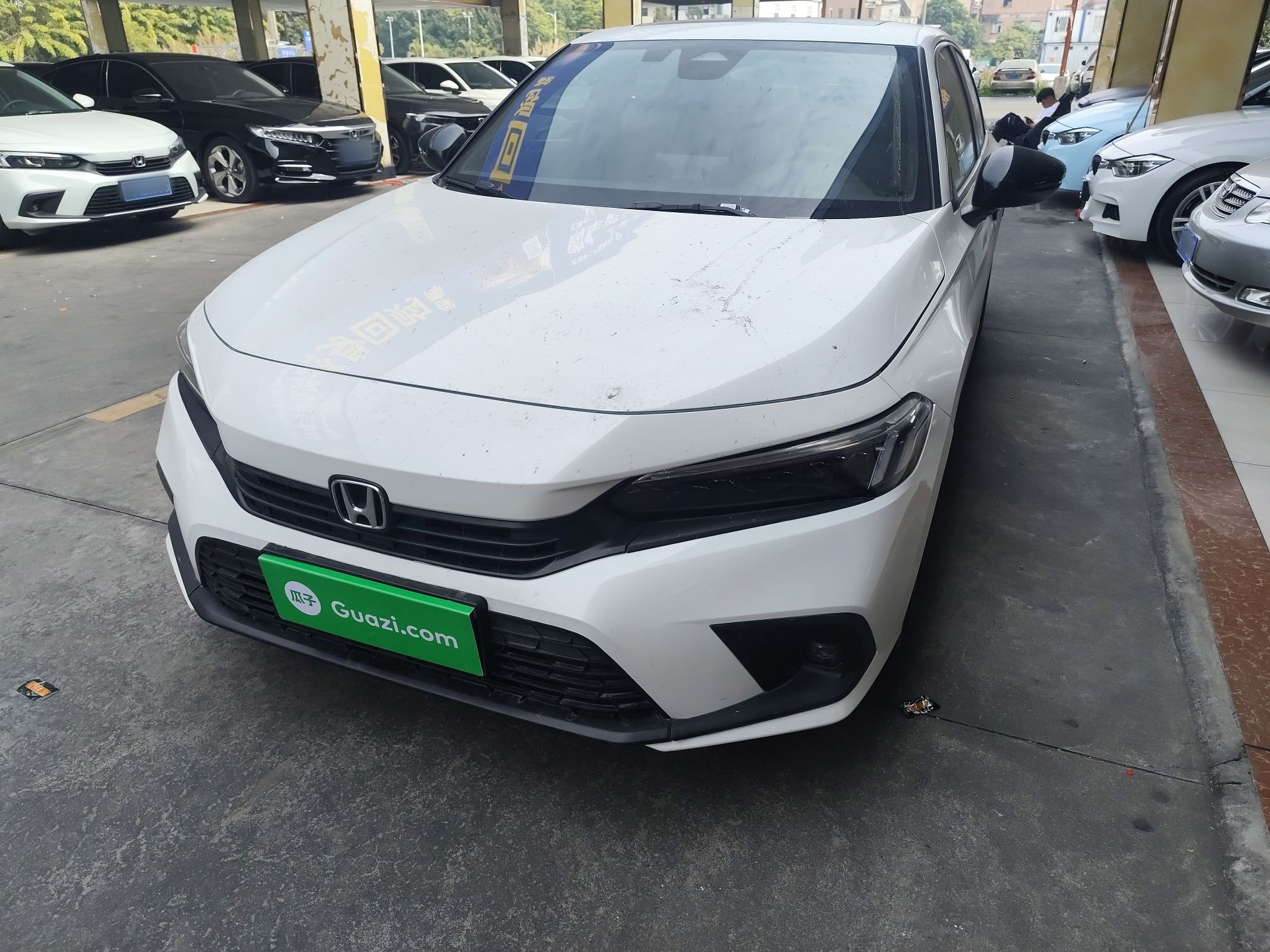 تحت مقدمة السيارة