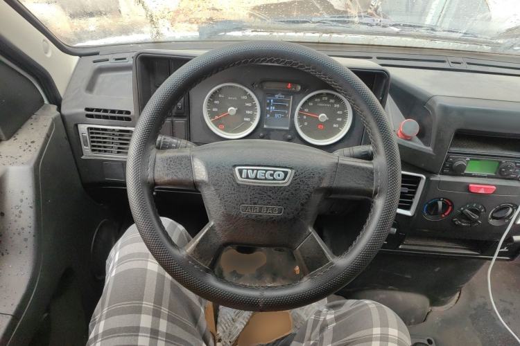 Used Iveco Daily 2020 2.5T A35 Passenger Van with Dual Tires Mid-Roof Design 5-9 Seater Side-Sliding Door China V Emission Standard Steering Wheel