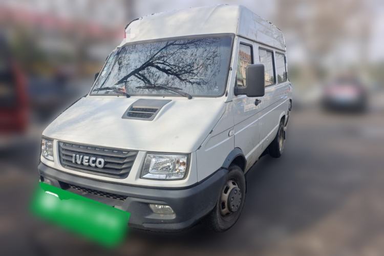 Used Iveco Daily 2021 2.5T A35 M1 Passenger Van 5-9 Seater Short Wheelbase Mid-Roof Design Dual Tires Manual Doors