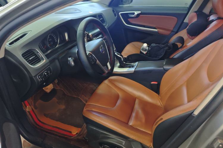 Used Volvo S60 2015 S60L 2.0T Zhiyuan Edition
