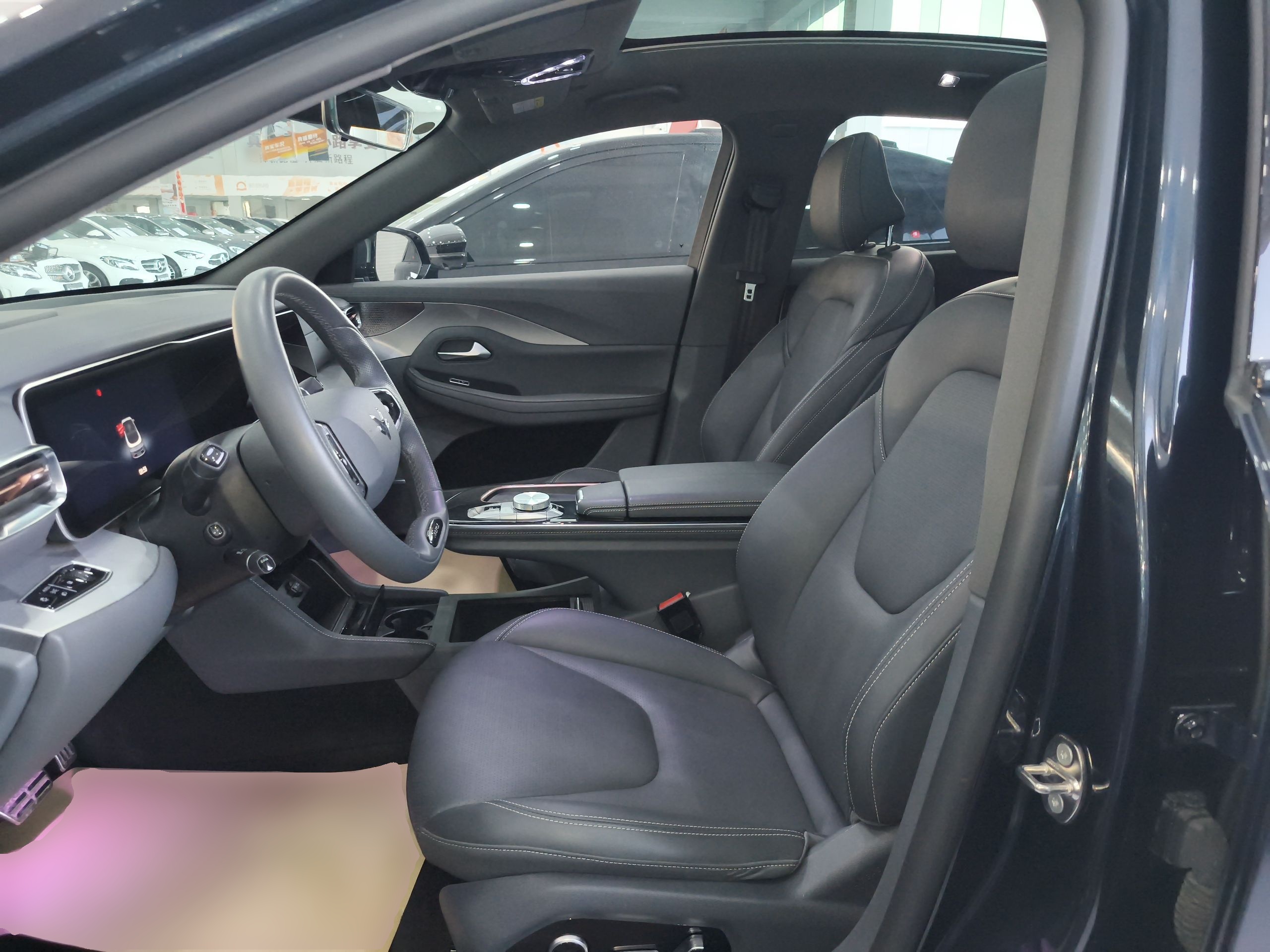 المقاعد الأمامية داخل السيارة