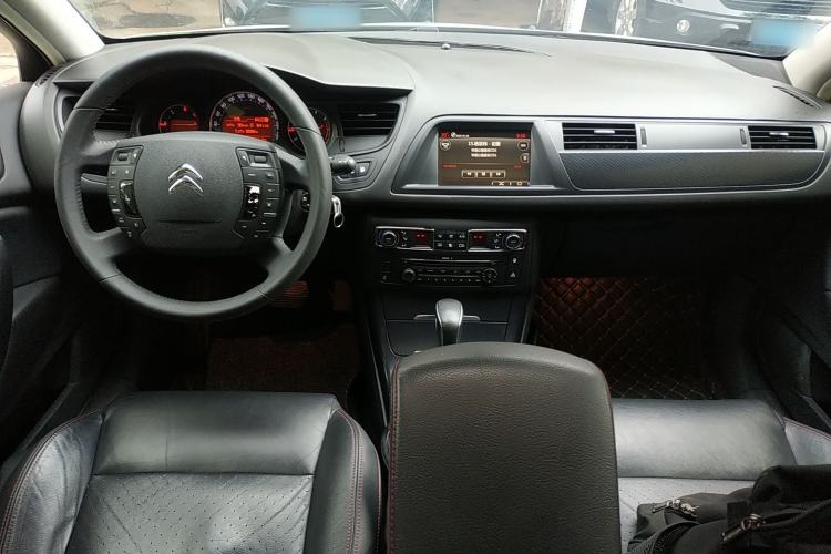 Used Citroen C5 2014 1.6T Automatic Luxury Model Center Console