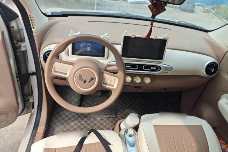 Used Wuling Hongguang MINIEV 2025 Four-Door Version Premium Edition Center Console