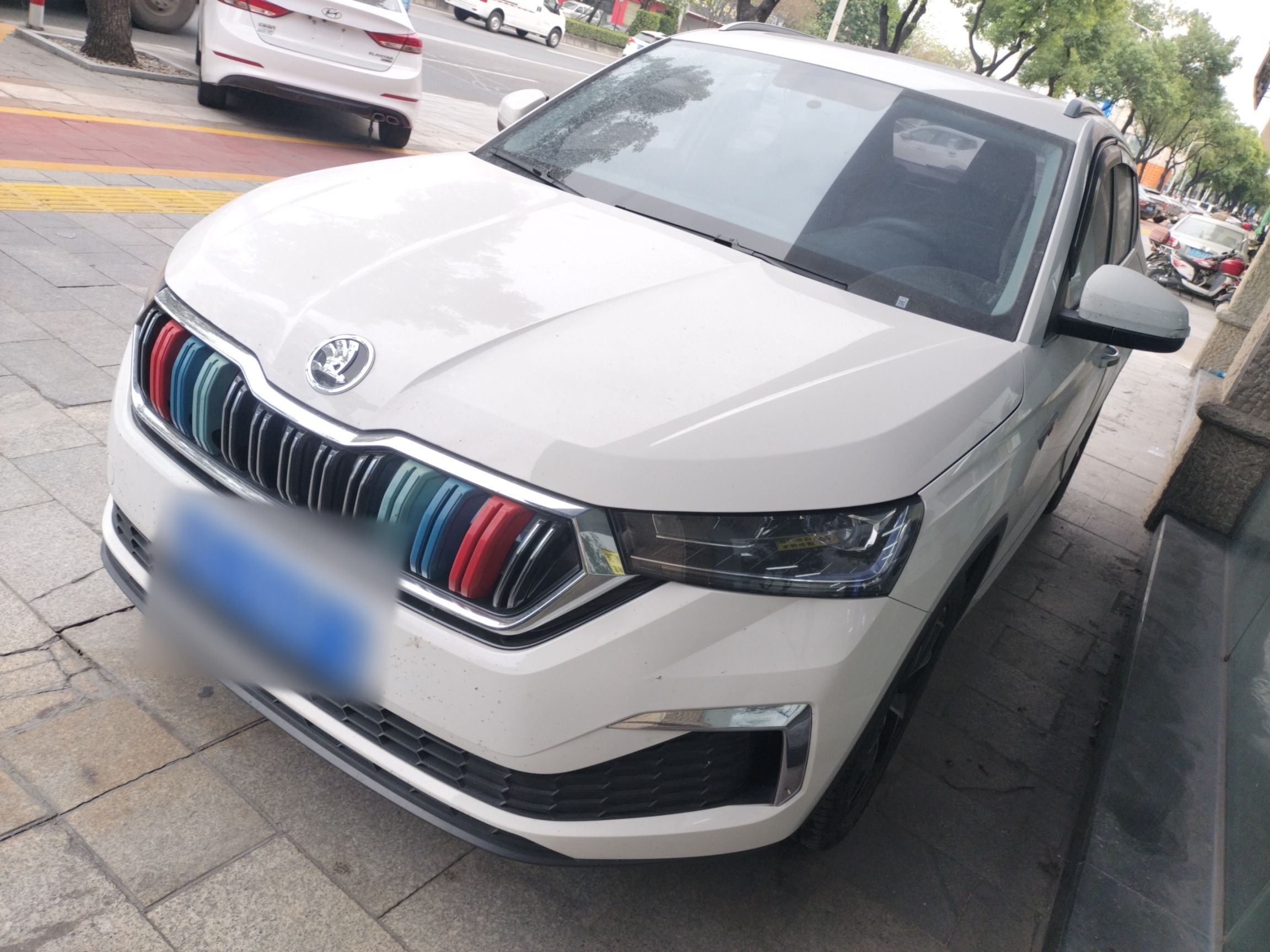 تحت مقدمة السيارة