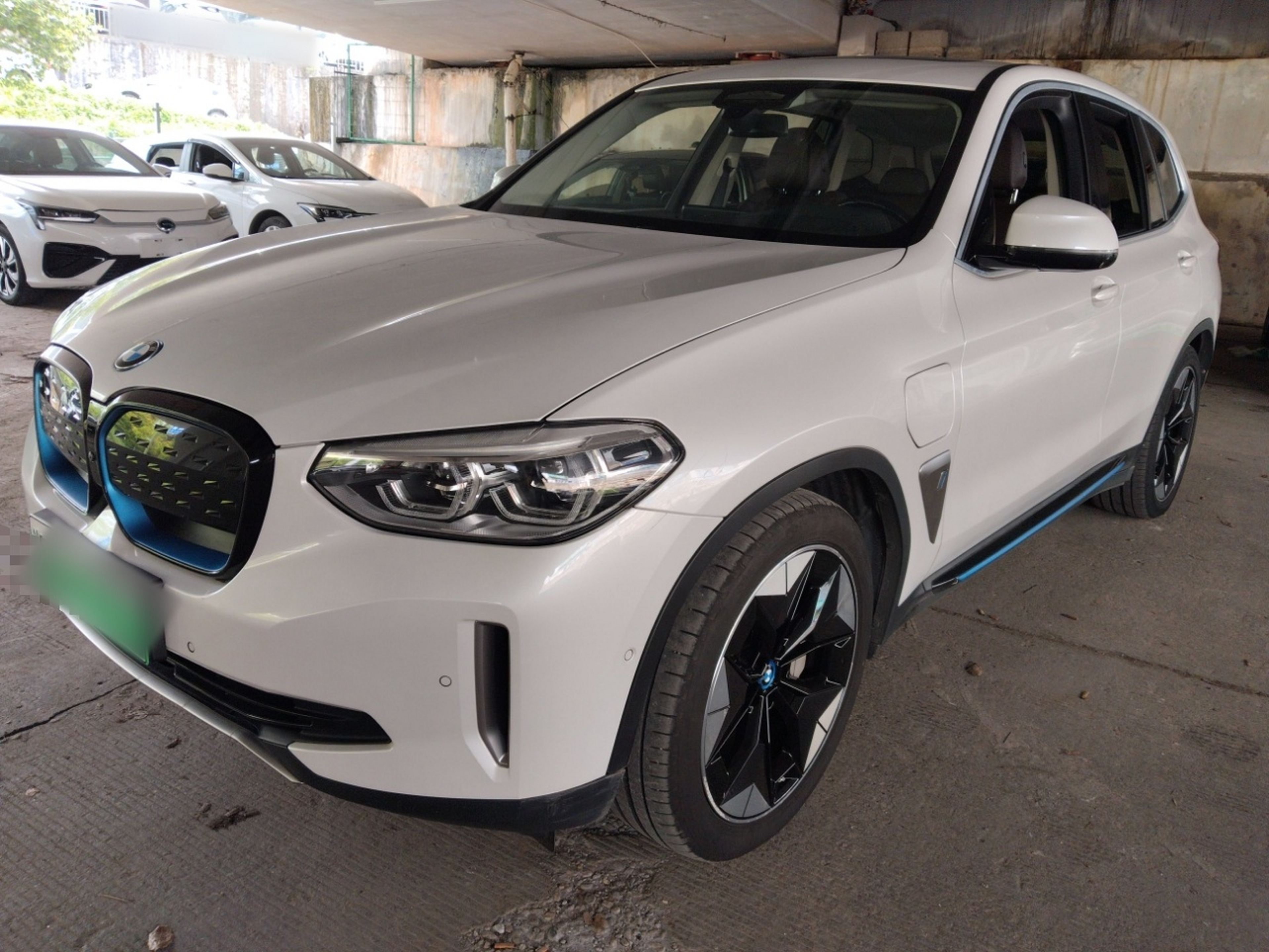 Под передней частью автомобиля