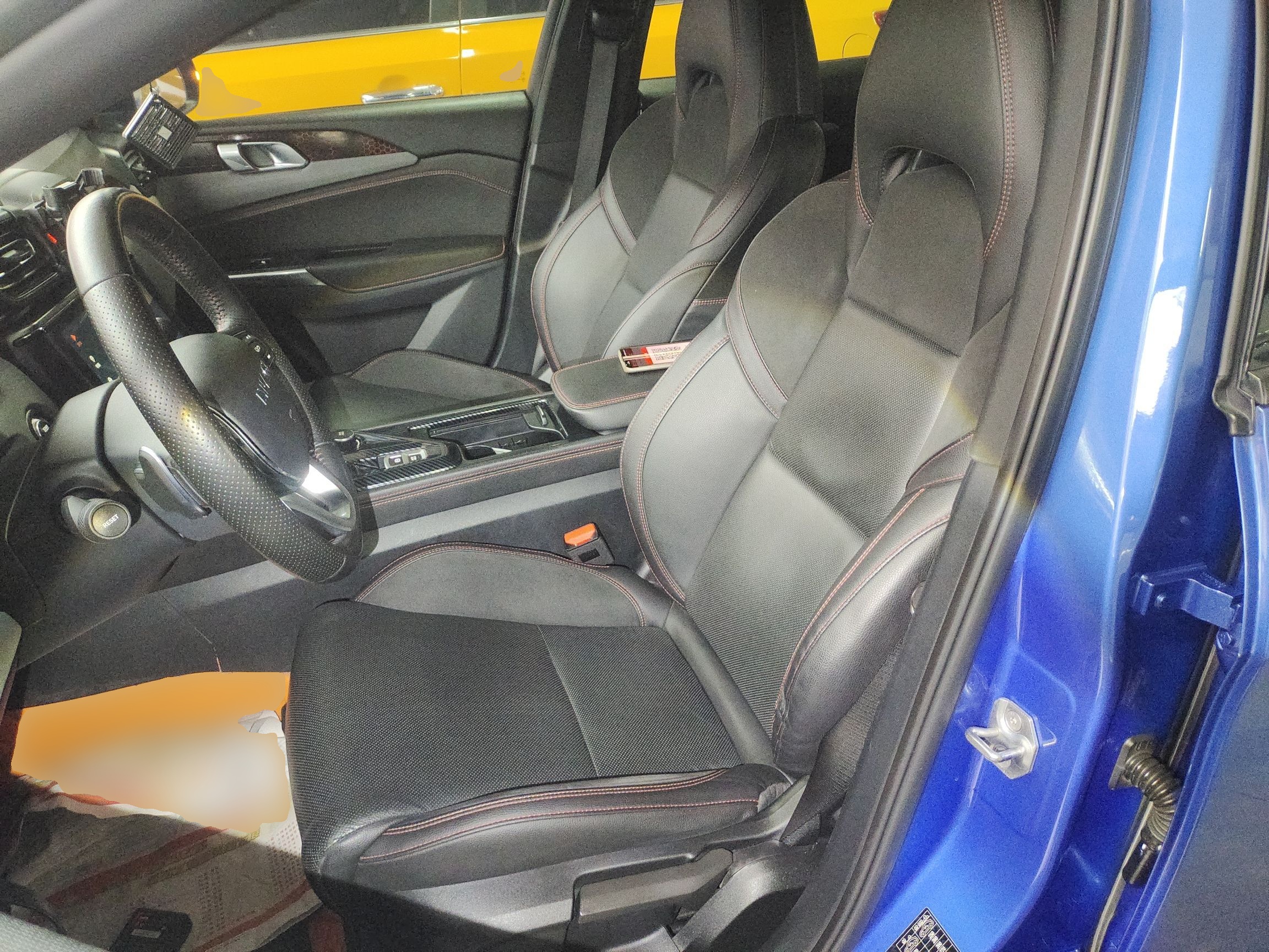 Переднее сиденье в автомобиле