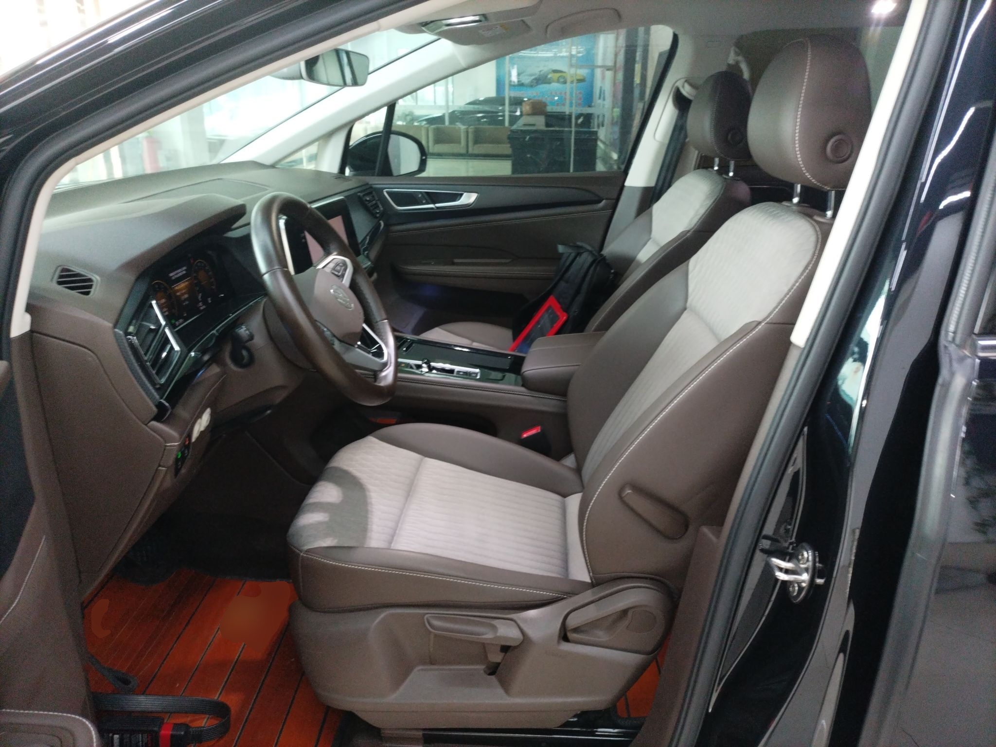 Переднее сиденье в автомобиле