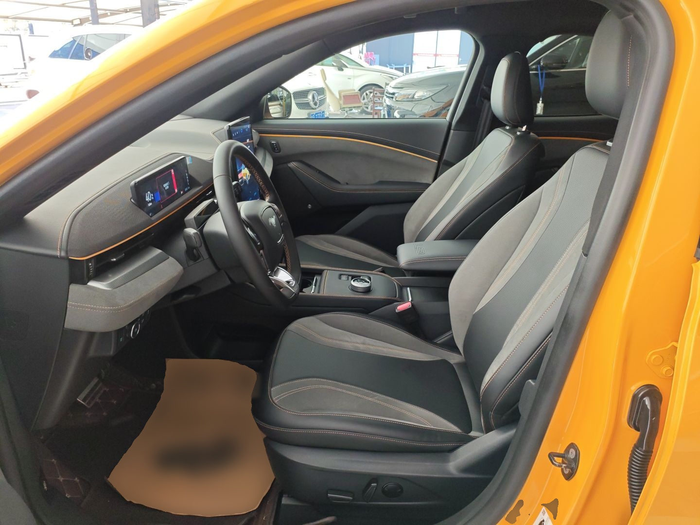 المقاعد الأمامية داخل السيارة