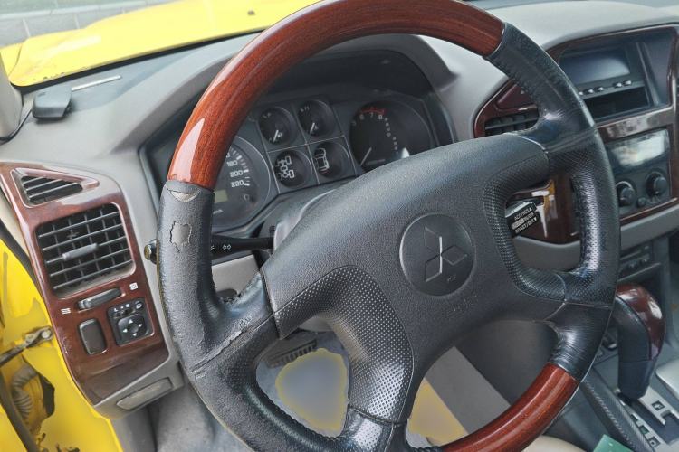 Used Mitsubishi Pajero 2006 3.0L AT GLX Steering Wheel