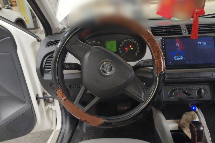 Used Skoda Fabia 2015 1.4L Automatic Front-Drive Model Steering Wheel