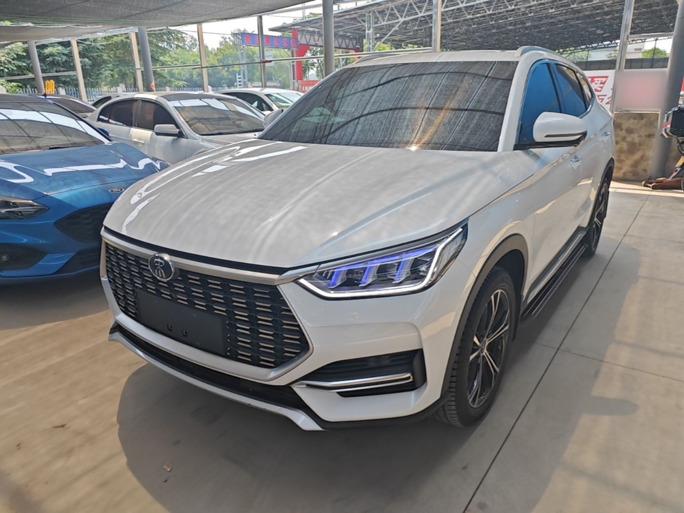 Под передней частью автомобиля