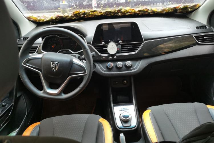 Used Baojun 310 2017 1.5L Automatic Fashion Model Center Console