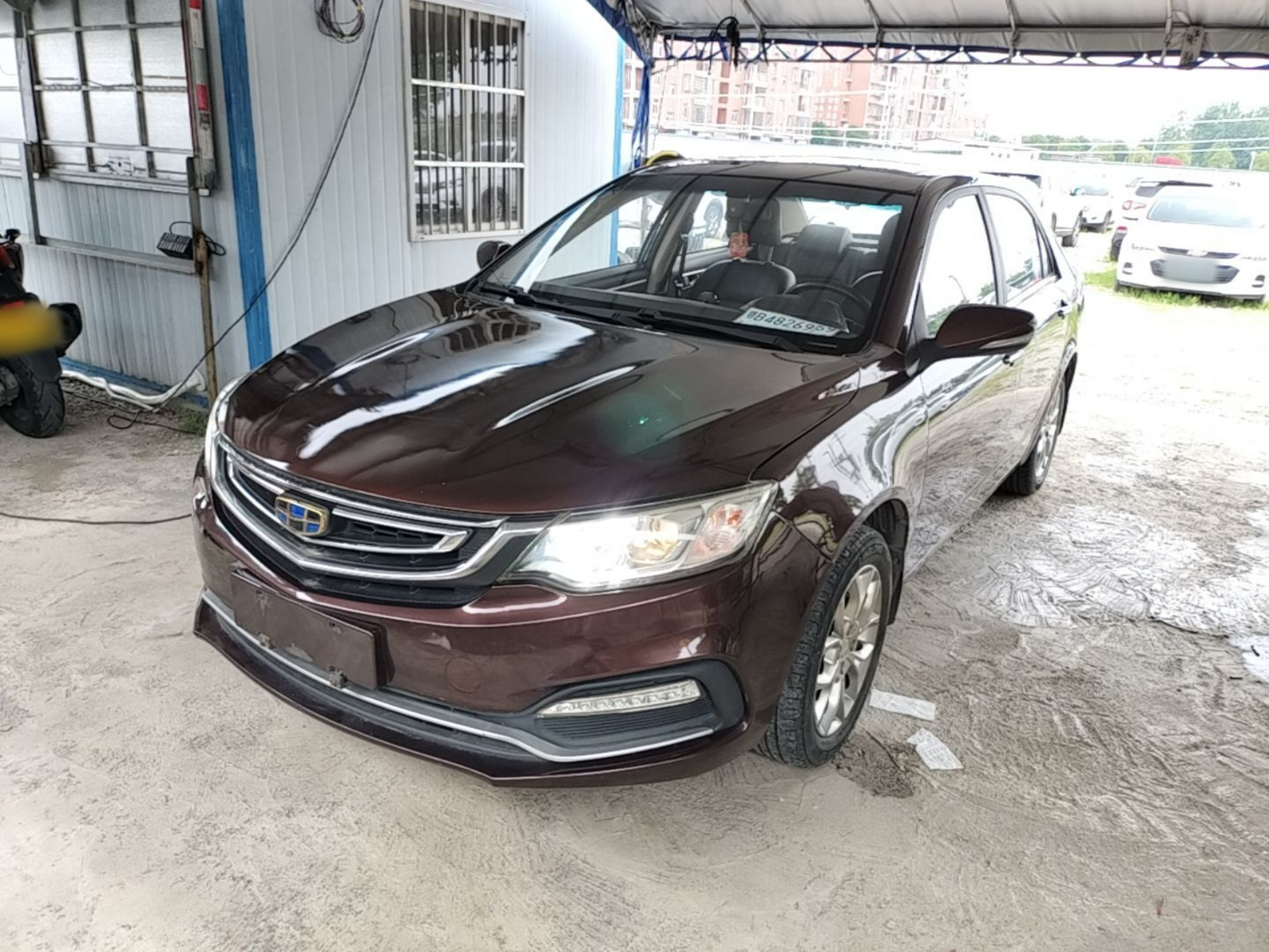 Под передней частью автомобиля