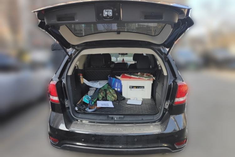 Used Dodge Journey 2013 2.4L Two-Wheel Drive Luxury Version Trunk