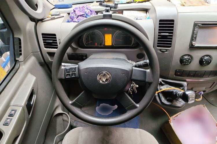 Used Dongfeng Yufeng 2015 2.5T Lingyun Edition Box Truck comes standard with the short-wheelbase mid-roof ZD25 model. Steering Wheel