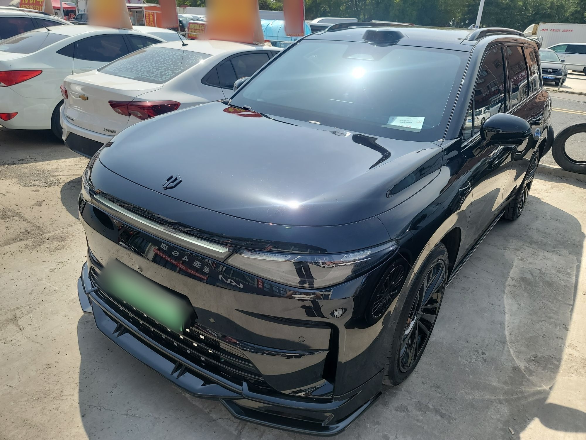 تحت مقدمة السيارة