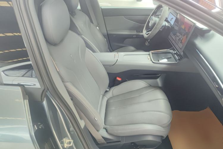 Used Lynk & Co 07 2024 EM-P 126 Long-Range Pro Right Front Seat