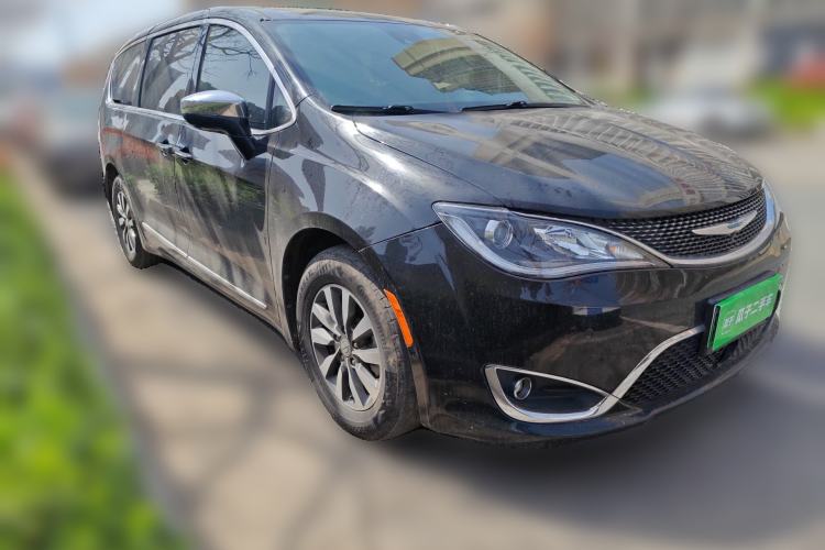 Used Chrysler Grand Voyager PHEV 2019 3.6L Plug-in Hybrid Front Right 45 Deg