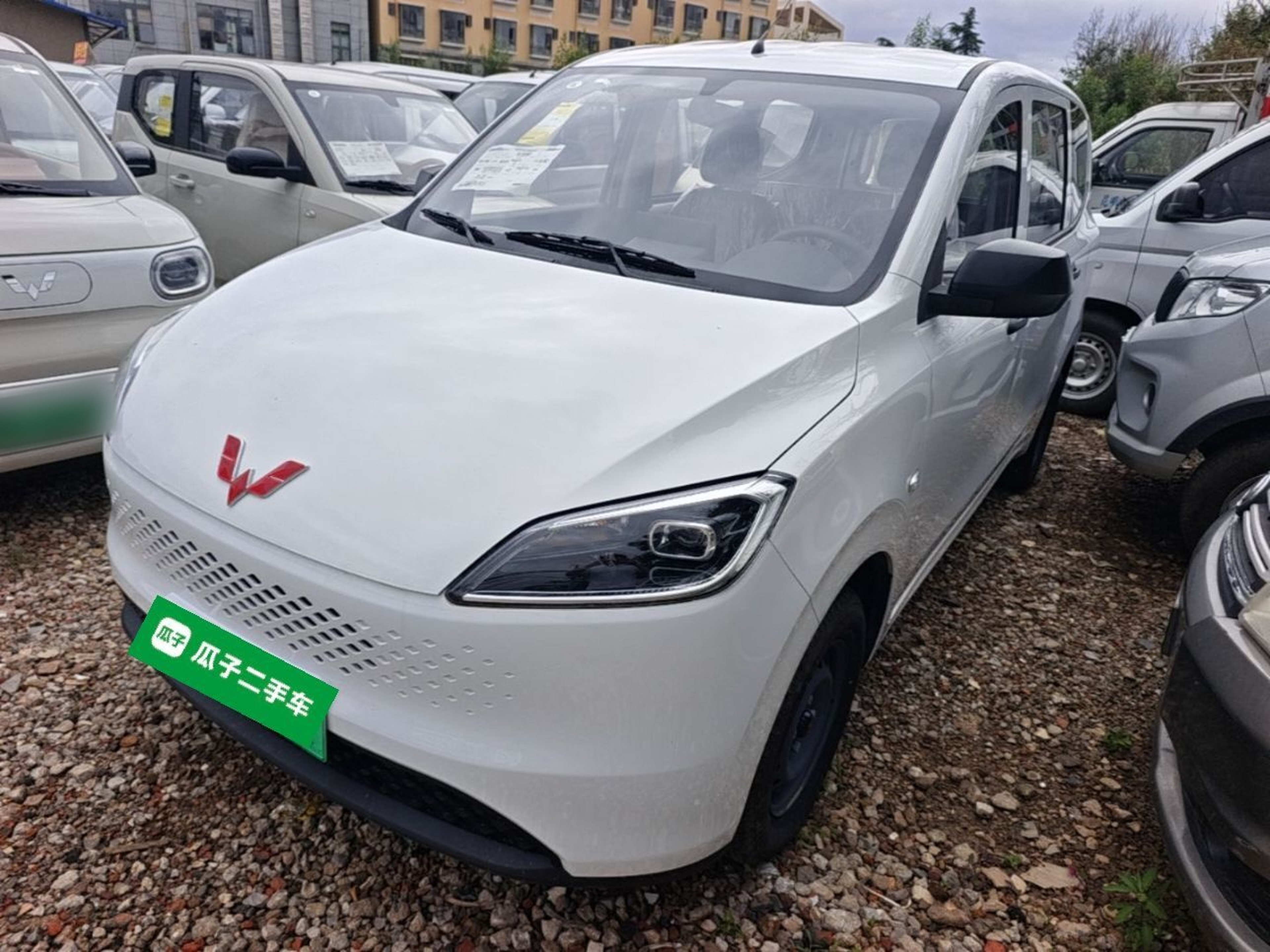 Unter der Vorderseite des Autos