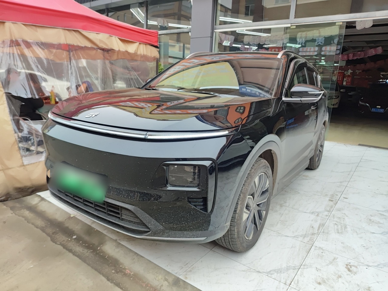 Под передней частью автомобиля