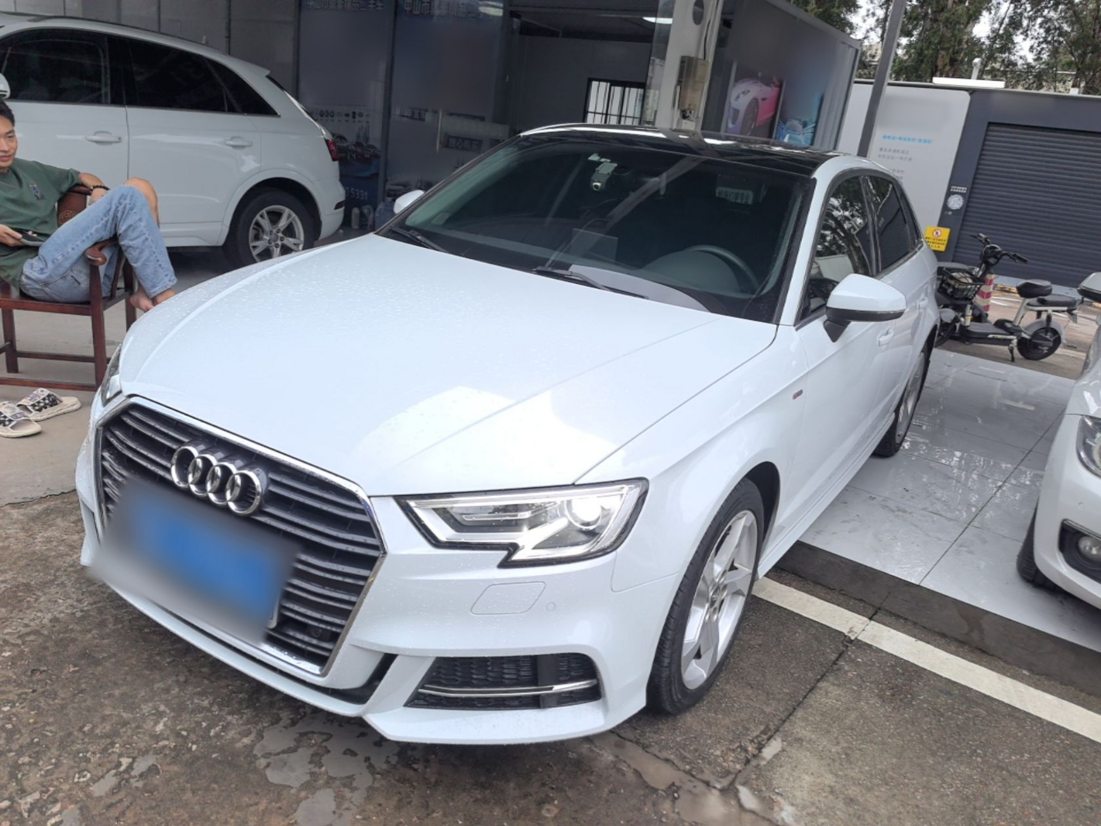 Под передней частью автомобиля