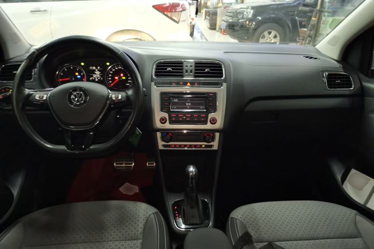 Used Volkswagen Polo 2014 1.6L Cross Polo Automatic Center Console