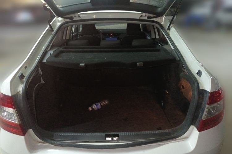 Used Skoda Octavia 2017 1.6L Manual Front-Wheel-Drive Version Trunk