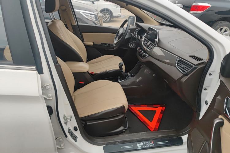 Used Baojun 310W 2017 1.5L Manual Fashion Model China V