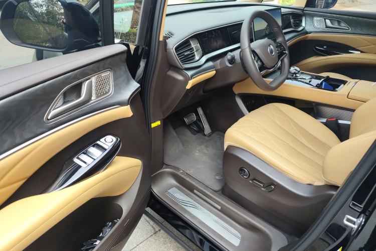 Used Denza D9 2025 DM-i Smart Drive 1020 Four-Wheel Drive Deluxe Model
