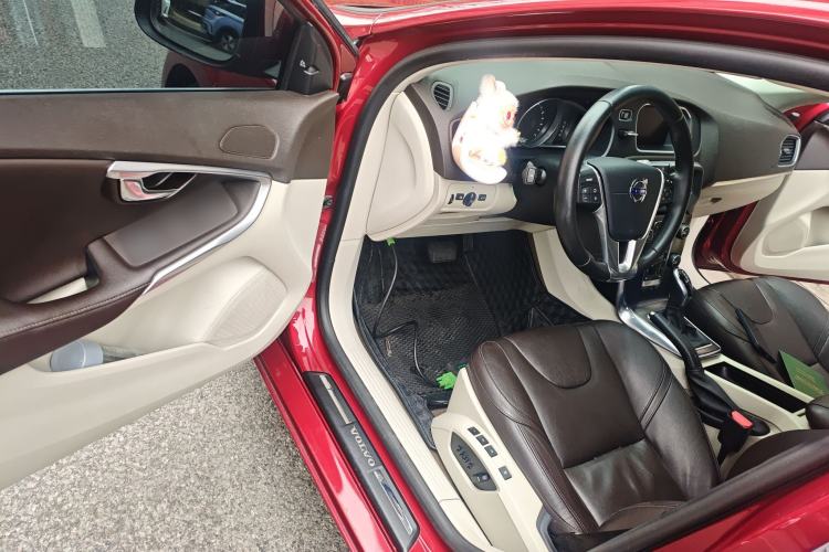 Used Volvo V40 2016 T4 Smart Luxury Edition
