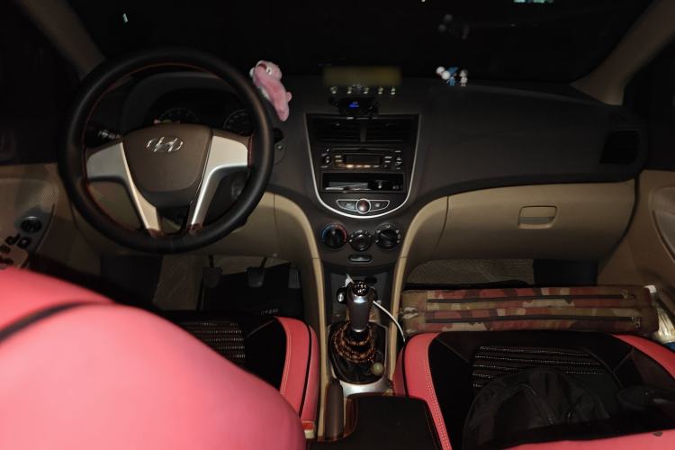 Used Hyundai Verna (older generation) 2010 Sedan 1.4L Manual Comfort GS Center Console