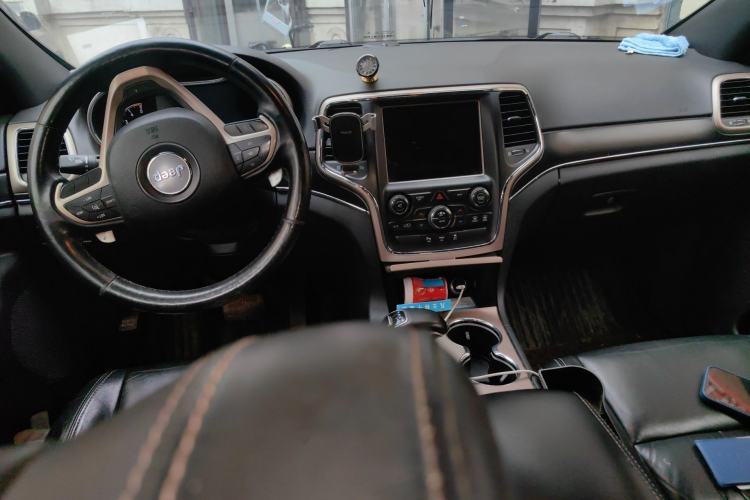 Used Jeep Grand Cherokee 2014 3.0TD Diesel Comfort Navigation Version Center Console