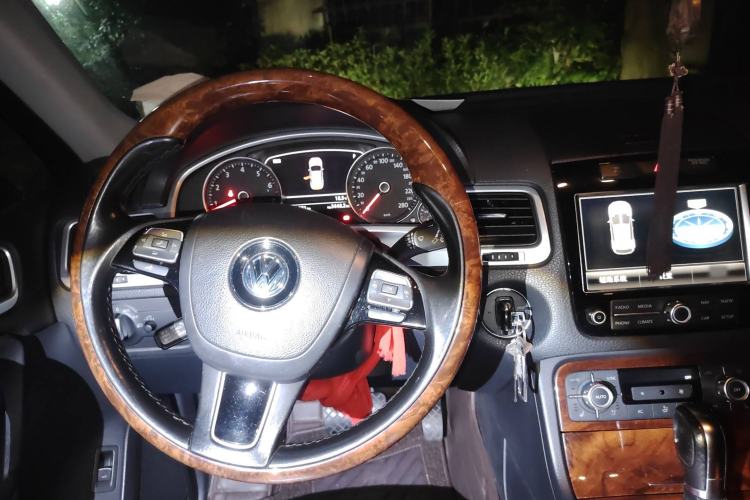 Used Volkswagen Touareg 2011 3.0 TSI High-End Version Steering Wheel