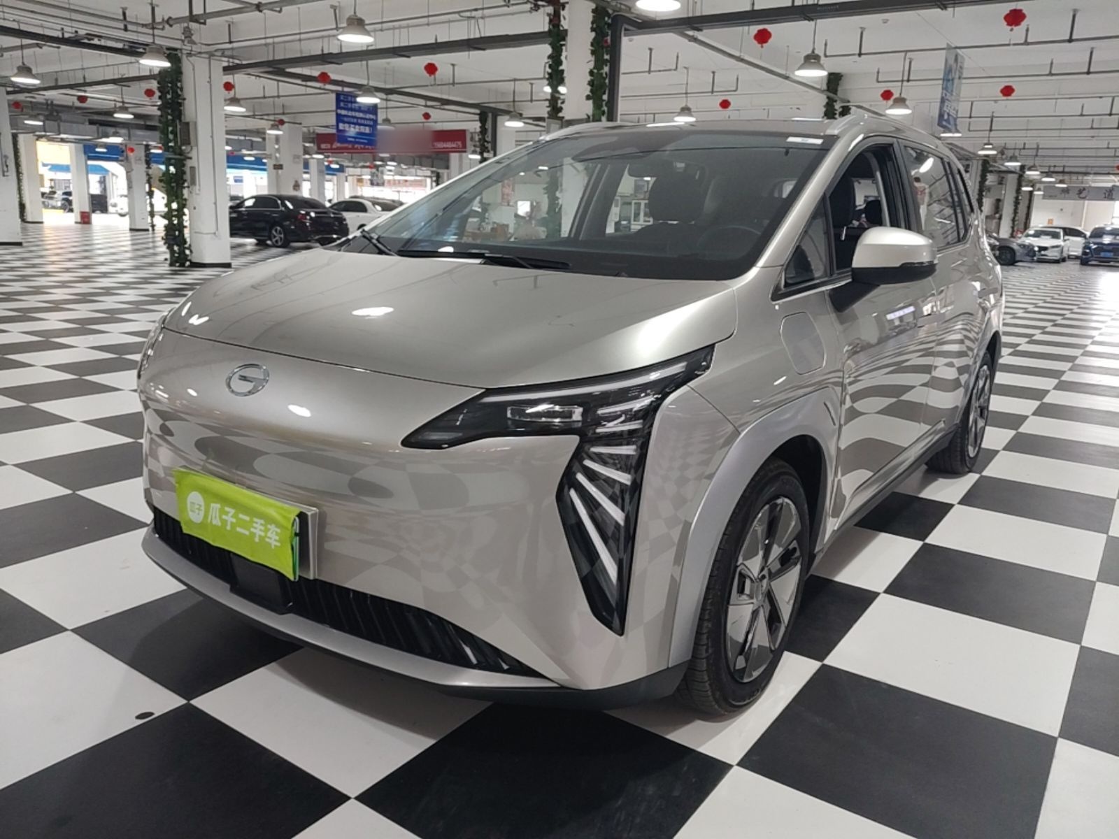 Unter der Vorderseite des Autos