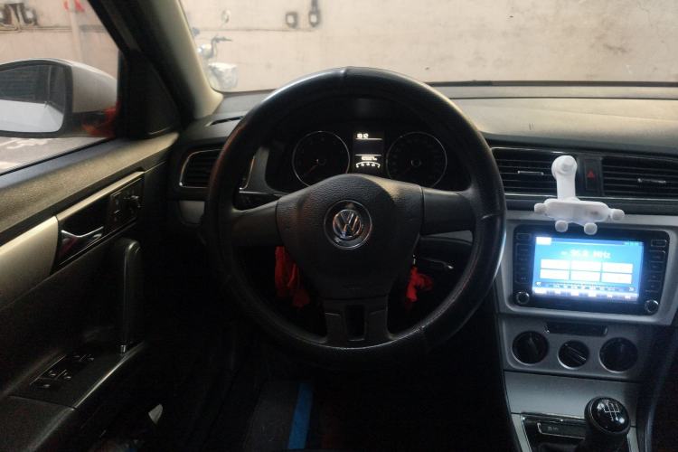 Used Volkswagen Gran Lavida 2013 1.6L Manual Fashion Model
