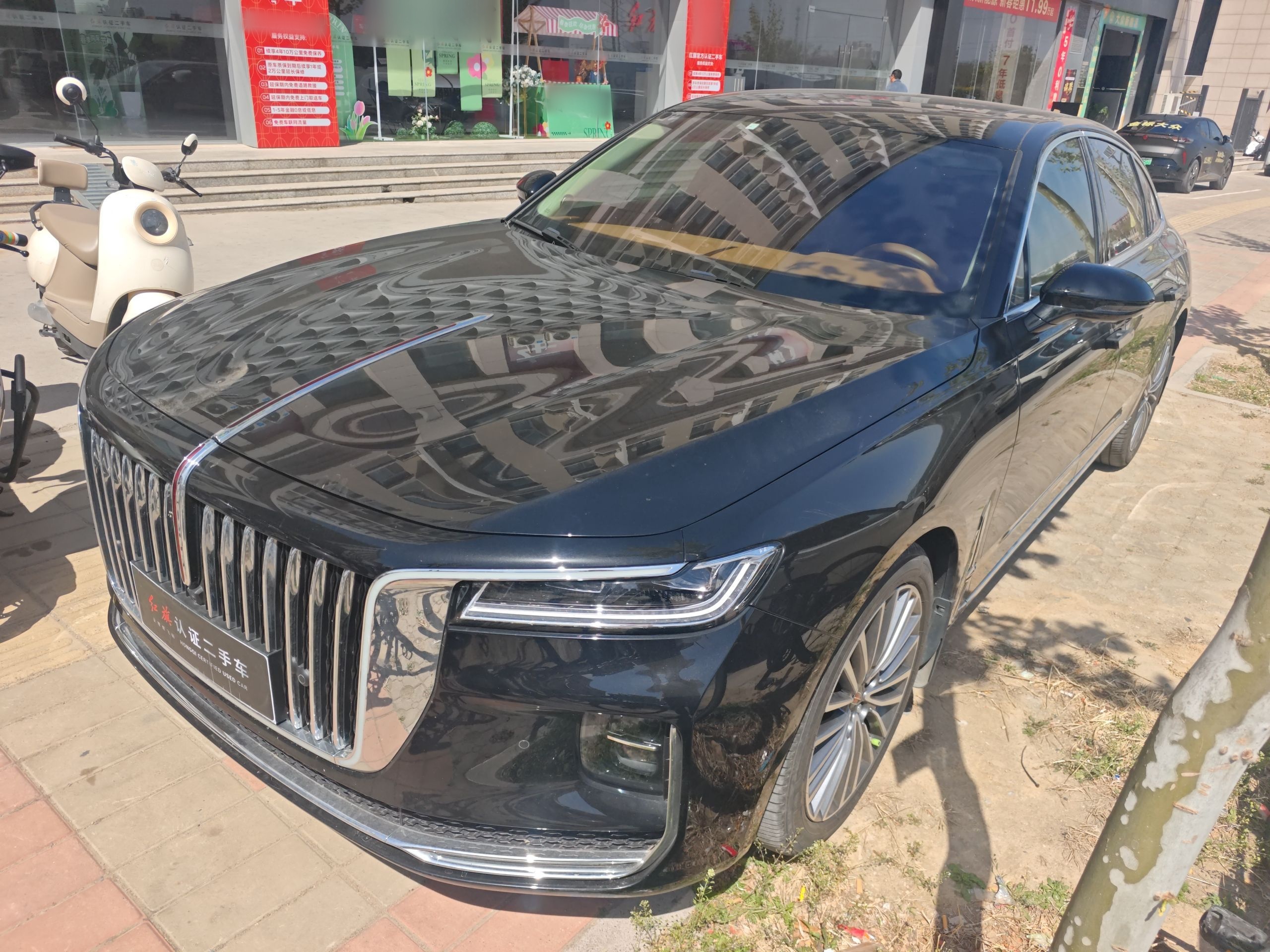 تحت مقدمة السيارة