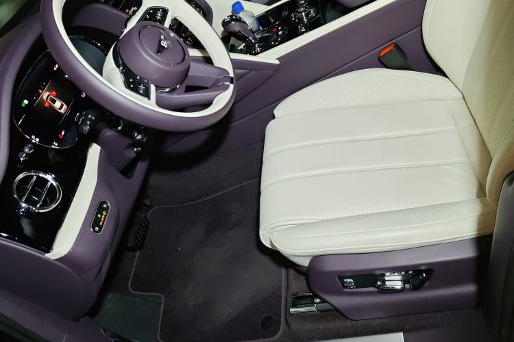 Used Bentley Bentayga 2024 4.0T V8 Long-Wheelbase Version Left Front Seat