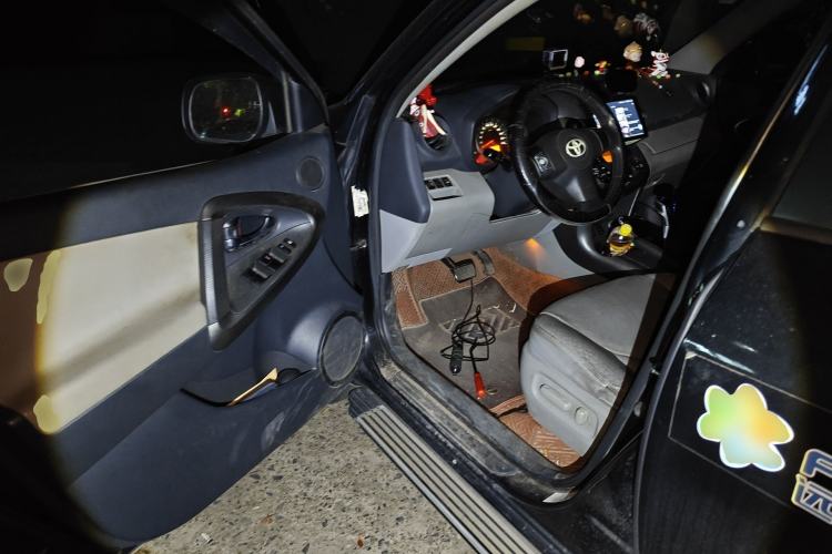 Used Toyota RAV4 2010 2.4L Automatic Deluxe Upgrade Edition Driver Seat