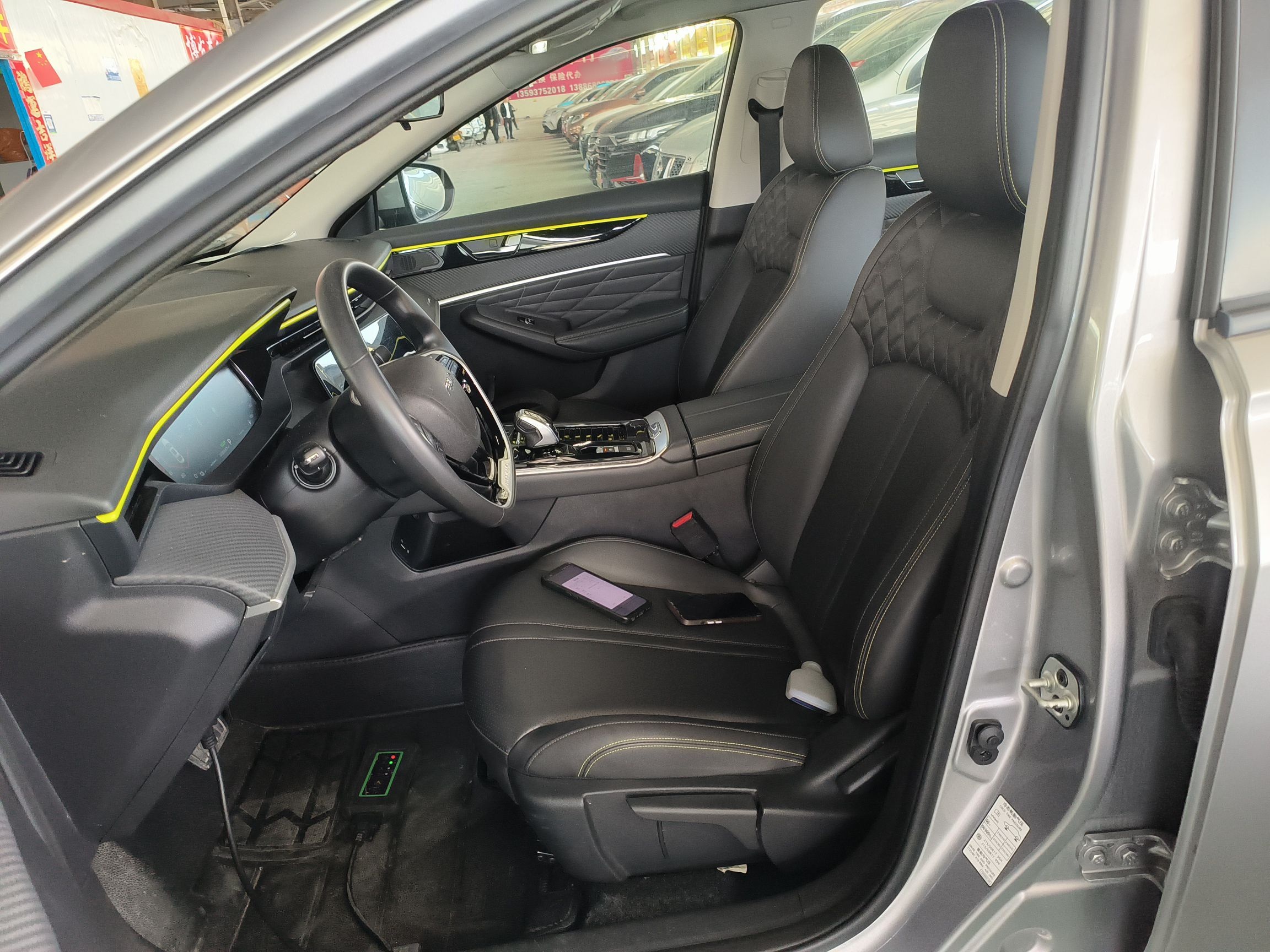 المقاعد الأمامية داخل السيارة