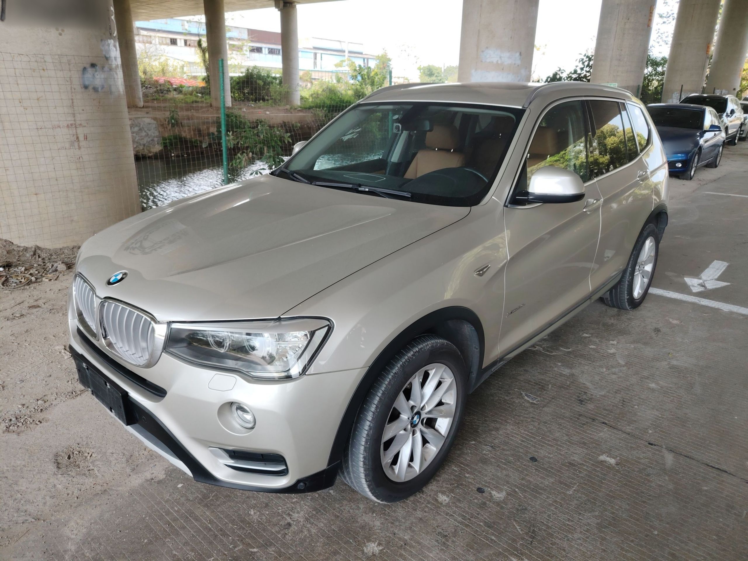 Под передней частью автомобиля