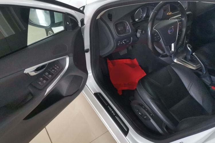 Used Volvo V40 2016 T4 Smart Luxury Edition