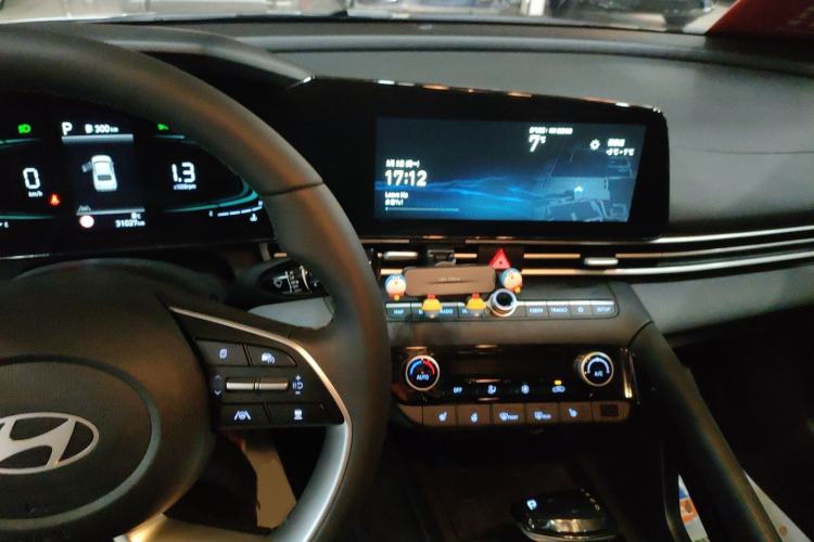 Used Hyundai Elantra 2023 1.5L CVT LUX Prestige Edition
