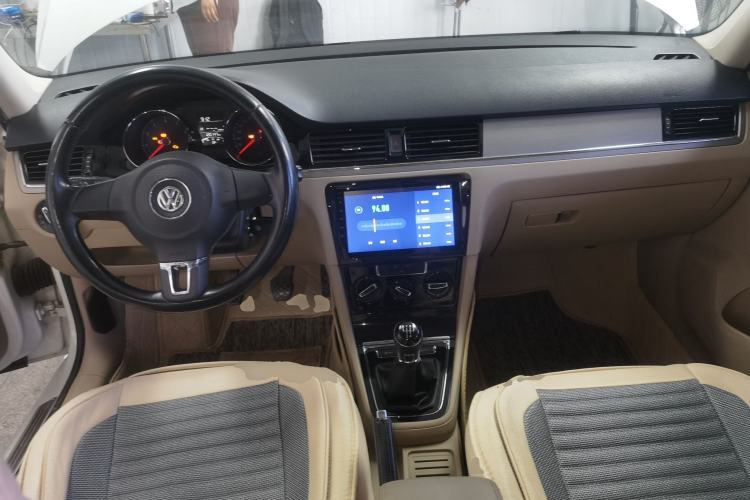 Used Volkswagen Bora 2014 1.6L Manual Comfort Model Center Console